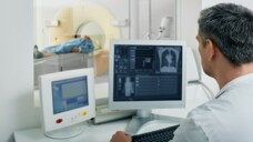 Auf dem Bildschirm sieht man die Lunge in der CT-Aufnahme des Patienten. In der Lungenkrebsvorsorge müssen Ärzte und Ärztinnen eine spezielle Software nutzen, die sie bei der Krebserkennung unterstützt. (Peakstock/AdobeStock)