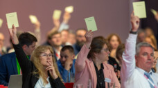 Die Delegierten stimmen auf dem Deutschen Apothekertag ab. (Foto: Schelbert)