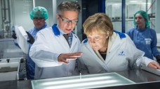 Bundeskanzlerin Angela Merkel informiert sich bei Sanofi über die aseptische Abfüllung von Arzneimitteln. (Foto: Sanofi)