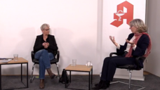 Im Gespräch: Maria Klein-Schmeink (links, Grüne) und ABDA-Präsidentin Gabriele Regina Overwiening. (Screenshot: DAZ.online)