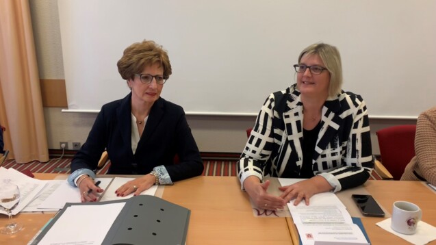 Hessens Kammerpräsidentin Ursula Funke mit Dr. Sonja Optendrenk (CDU), Staatssekretärin im hessischen Gesundheitsministerium. (Foto: DAZ)