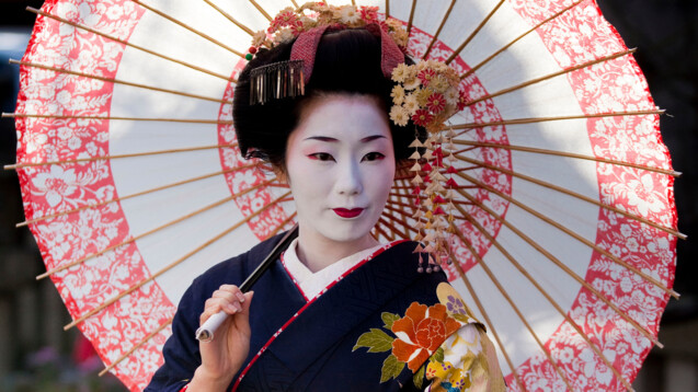 Weißes&nbsp;Make-up, schwarze&nbsp;Maskara, leuchtend rote Lippen - das sind die Markenzeichen einer Geisha. Aber ist das gesund?&nbsp;(Foto: Max Ferrero/AdobeStock)