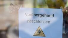 Anstatt mit einem zweiten Lockdown zu drohen, sollte die Regierung lieber gezielte Maßnahmen etablieren, um Risikogruppen zu schützen, so die Autoren der Stellungnahme. (Foto: PhotoGranary / stock.adobe.com)