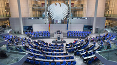 Der Deutsche Bundestag hat das Vor-Ort-Apothekenstärkungsgesetz verabschiedet. (p / Foto: imago images / Christian Spicker)