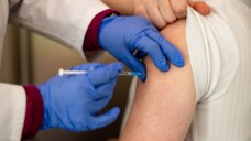 Der Bundesgesundheitsminister will noch mehr Impfungen in die Apotheken bringen. (Foto: Schelbert)