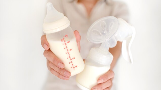 Muttermilch ist die beste Nahrung für ein Baby. Wenn eine Mutter nicht stillen kann oder will, sind Fomulanahrungen die Alternative. Kennen Sie sich hier aus? Foto: evso/AdobeStock
