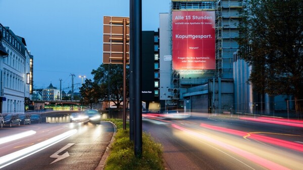 Noweda: Riesenplakat zu Apothekensterben