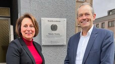 MdB Nicole Westig (links) und Apotheker Florian Wehrenpfennig. (Foto: via)