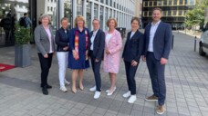 Der Vorstand der Apothekerkammer Niedersachsen mit seiner alten und neuen Präsidentin Cathrin Burs (3. v. l). (Foto: DAZ / gbg)