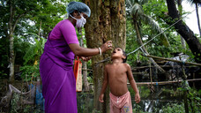 Mit 2 Euro ermöglicht man Kindern Impfungen in Indien, unter anderem gegen Polio. (s / Foto: IMAGO / Pacific Press Agency)