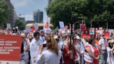 Apothekenteams aus ganz Hessen sind am Donnerstag zum Frankfurter Opernplatz gereist, um gegen die Reformpläne zu demonstrieren. (Fotos: Julia Borsch)