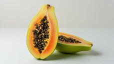 Papayas enthalten – hauptsächlich in Schalen und Kernen – das Enzym Papain, das der Pflanze zur Abwehr von Schädlingen dient. Papain wirkt eiweißspaltend. (Foto: Paopano / stock.adobe.com)&nbsp;