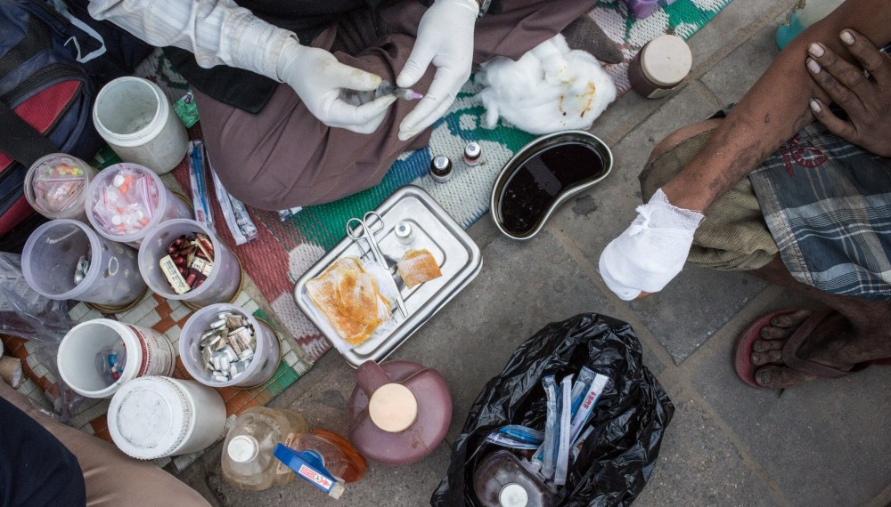 Nigambodh Ghats, Alt Delhi: 
Detailaufnahme von Medikamenten und medizinischen Instrumenten, die ehrenamtlichen Medizinern nutzen, um die Krankheiten und
Beschwerden von Obdachlosen in einer improvisierten Straßenklinik zu behandeln. Die Ärzte und andere
Ehrenamtlichen besuchen diesen Platz jeden Tag in den frühen
Morgenstunden und bieten kostenlose Behandlungen und Medikamente an. 