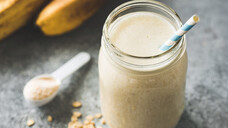 Muskelaufbau und -regeneration werden am besten unterstützt, wenn Sportler direkt nach der Belastung geringe Mengen Protein in Kombination mit Kohlenhydraten aufnehmen (z. B. Müsli mit Banane, Vollkornbrot mit Quark, Kakao). (Foto: Vladislav Nosik / stock.adobe.com)