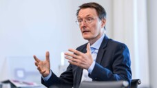 Gesundheitsminister Karl Lauterbach muss sich weiter gedulden. Seine Apothekenreform steckt fest. (IMAGO / Funke Foto Services)