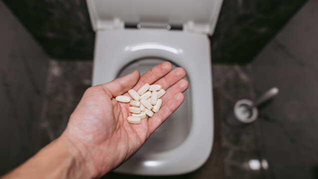 Arzneimittel sollten nicht in der Toilette entsorgt werden, denn im Wasserkreislauf können sie Ökosysteme schädigen. Trotzdem gibt es in den USA eine Flush List (Spül-Liste), darauf stehen vor allem Opioide. (Foto: Oleg/AdobeStock)
