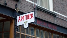 Eine Apotheke in Den Haag. Am 12. November ist in der Stadt die zentrale Kundgebung des Streiks geplant. (IMAGO / Steinach)