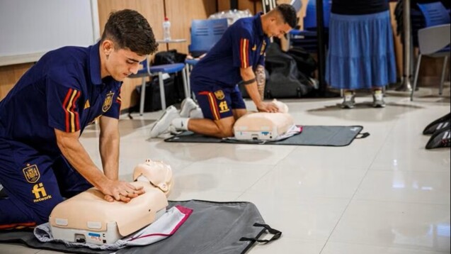 Spanische Spieler lernen, wie man eine Herz-Lungen-Wiederbelebung durchführt. (Foto: Real Federación Española de Fútbol)