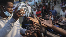 „Apotheker helfen“&nbsp;liegt daran, die Menschen in Haiti zu unterstützen. Ungeachtet dessen läuft die Hilfe für Opfer des Hochwassers in Deutschland.&nbsp;(s / Foto: picture alliance / ASSOCIATED PRESS | Matias Delacroix)