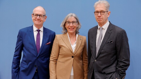 KZBV-Chef Martin Hendges, ABDA-Präsidentin Gabriele Regina Overwiening und KBV-Chef Andreas Gassen (v. l.) am Donnerstag in der Bundespressekonferenz (Foto: imago images / Metodi Popow)