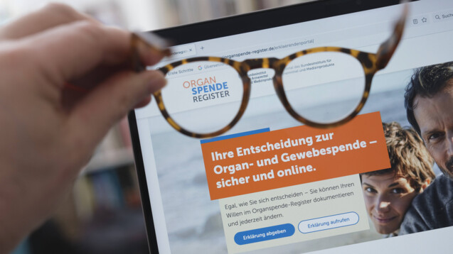 Zum Tag der Organspende werden Bürger*innen daran erinnert, wie wichtig ein Eintrag im Organspende-Register ist. (Foto: IMAGO / Guido Schiefer)