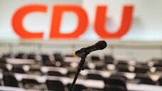Die Ruhe vor dem Sturm: Auf dem diesjährigen CDU-Parteitag diskutiert die Partei nicht nur über den neuen CDU-Vorsitz, sondern auch über die grenzüberschreitende Arzneimittelversorgung. (s / Foto: Imago)