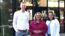 SPD-Bundesentwicklungsministerin Svenja Schulze (M.) mit Inhaberin Juliane Hermes (r.) und AVWL-Vorstand Jan Harbecke in Münster. (Foto: AVWL)&nbsp;