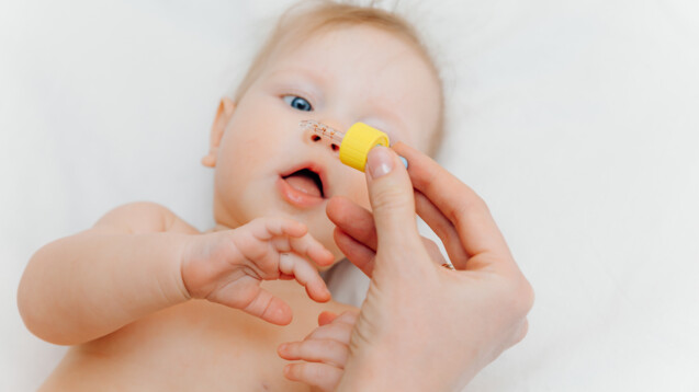 Gerade Babys leiden besonders bei einer verstopften Nase, da sie ausschließlich durch die Nase atmen. (Foto: inna717 / AdobeStock)