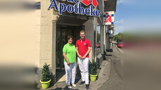 Ursula Funke und Benedikt Bühler haben sich am gestrigen Donnerstag in Funkes Apotheke in Wiesbaden zum Austausch getroffen. ( r / Foto: Funke)