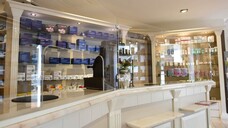 Apotheke hinter Glas: Viele Apotheken haben kurzfristig einen „Spuckschutz“ organisiert. ( r / Foto: imago images / MaBoSport)