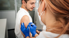 Der BDO fürchtet einen Verteilungskampf um die COVID-19-Impfungen. Um die Situation zu entzerren, sollten auch Apotheken Auffrischimpfungen anbieten dürfen. (S / Foto: IMAGO / Bihlmayerfotografie)