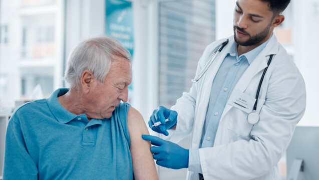 Die RSV-Impfung für Senioren kann gleichzeitig mit der saisonalen Influenza-Impfung verabreicht werden.&nbsp;(Symbolfoto: peopleimages.com/AdobeStock)