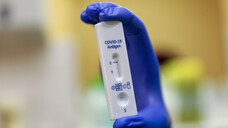 Für die Abgabe von Antigen-Tests zum direkten Nachweis von SARS-CoV-2-Infektionen soll es künftig für Apotheken und Großhändler nicht mehr als 40 Cent plus Umsatzsteuer pro Test geben. (c / Foto: imago images / xcitepress)