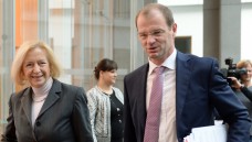Stefan Kapferer, hier mit Bundesbildungsministerin Johanna Wanka (CDU), bei der Vorstellung des OECD-Berichts am 24.11. 2015. (Foto: Britta Pedersen / dpa)