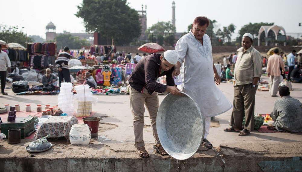 Alt Dehli: Der Herstellers einer Vitalitätspaste säubert eine große
Schale, welche zur Vermischung verschiedener pflanzlicher
Zutaten genutzt wird. Die fertige „Medizin“ wird an Kunden verkauft, die den
Meena Bazar besuchen. Die Paste beinhaltet Mandeln, Kokosnuss,
Sesamsamen, Rosinen, Ingwer und verschiedene andere Zutaten. Das geheime
Rezept wird seit Generationen von Vater zu Sohn weitergegeben. 