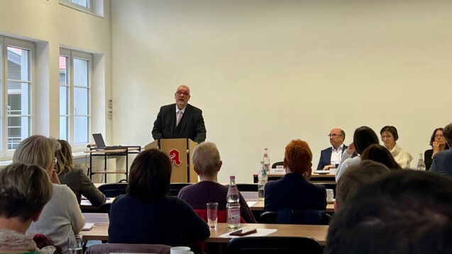 Jens Dobbert bei der Kammerversammlung in Potsdam. (Foto: DAZ)