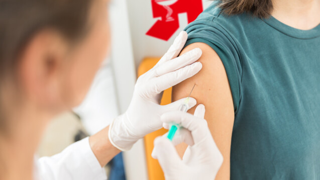 Patientenfragebögen können Apotheker:innen ergänzend nutzen, sie ersetzen jedoch keine Impfanamnese. (Foto: ABDA)