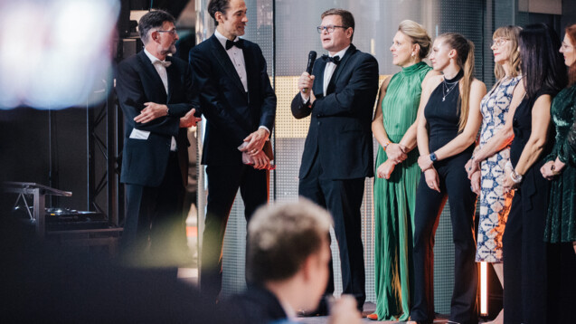 Das beste Apothekenteam hat die Rossi Apotheke. Bionorica-Marketingleiter Robert Lehner (l.) übergibt den Preis an Inhaber Stephan Hartmann (3. v. l.) und das ganze mitgereiste Apothekenteam. (Foto: DAV/Julian Meinhardt)