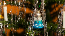 Nicht nur&nbsp;bei Familie Hoppenstedt war Heiligabend glitzernder Baumschmuck beliebt. (Foto: hetwig - stock.adobe.com)