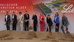 Kanzler und Minister beim Spatenstich für das neue Eli-Lilly-Werk in Alzey. (Foto: IMAGO/BOBO)