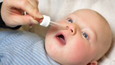 So wie viele andere Fertigarzneimittel sind auch manche Nasentropfen für Säuglinge Mangelware. (Foto: IMAGO / phototec)