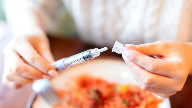 Bei der Umstellung von kurzwirksamem Humaninsulin auf ein schnellwirkendes Insulinanalogon ist beispielsweise die Anpassung des Spritz-Ess-Abstands zu bedenken. (Symbolfoto: nazif/AdobeStock)