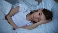 Einschlafstörungen bei Schulangst? Welche Möglichkeiten bietet die Apotheke? (Foto: Andrey Popov / stock.adobe.com)