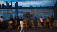 Wochenlang stand die chinesiche Stadt Wuhan unter Corona-Quarantäne. Im Juli stieg dann auch noch der Fluss Yangtze über die Ufer. (x / Foto: imago images / Xinhua)