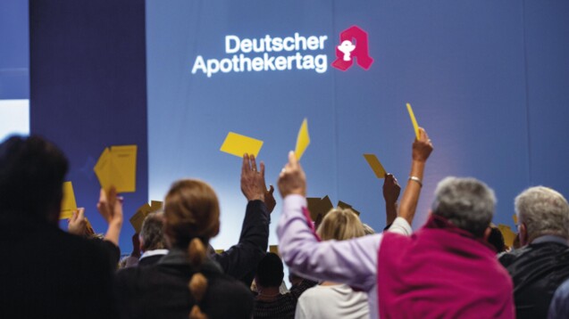 Viele Organisationen senden zum Apothekertag weniger Delegierte, als ihnen Stimmen zustehen. Die Delegierten dürfen jeweils bis zu zwei Stimmen abgeben. Foto: DAZ/Alex Schelbert