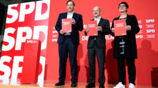 Lars Klingbeil, Olaf Scholz und Saskia Esken präsentieren das „SPD-Regierungsprogramm“. (Foto: IMAGO/Jens Schicke)