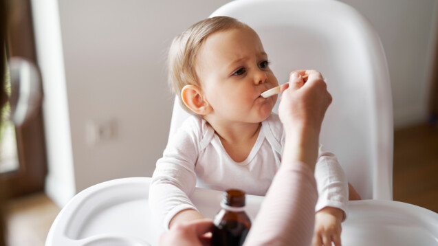 Am wirksamsten senkt einer Metaanalyse zufolge die kombinierte Gabe von Paracetamol und Ibuprofen Fieber bei Kindern. (Foto:&nbsp;gpointstudio / AdobeStock)