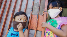 Symbolfoto: Kinder auf der ganzen Welt sind aufgrund des Coronavirus derzeit gezwungen, zuhause zu bleiben. Ein Buch soll es Kindern nun aber ermöglichen die Krankheit und die Maßnahmen besser zu verstehen. (Foto: imago images / ZUMA)