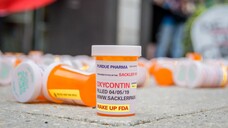 Während einer Demo vergangene Woche vor dem Purdue Hauptquartier ließen Teilnehmer hunderte Oxycontin-Dosen fallen.&nbsp;Sie sind unzufrieden mit dem geschlossenen Vergleich. ( r / Foto: imago images / ZUMA Press)