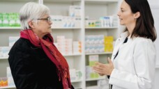 Bei auffälligem Analgetika- oder Triptan­konsum sollten die Patienten in der Apotheke über den Kopfschmerz durch Medikamenten-Übergebrauch aufgeklärt werden. (Foto: jsAuT_MigrXne / AdobeStock)